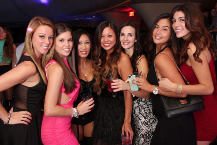 women-nightclub-group-02